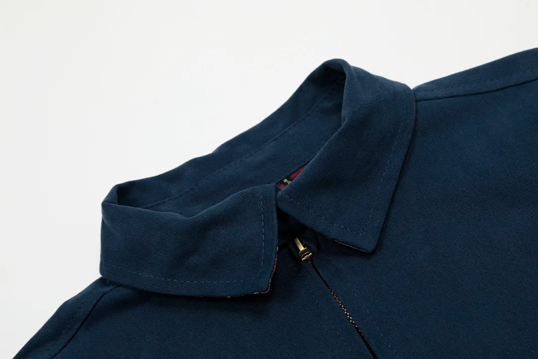 P306 💰Ralph Lauren/Ralph Lauren American vintage classic lapel old cadre retro jacket. Classic design. Timeless classic. The cotton fabric is thick and wide, showing a sense of vintage. The collar and cuffs are decorated with colorful plaid. It looks good on both men and women. Wear it as comfortable as you want. It focuses on relaxed retro YYDS. One piece for both men and women. An indispensable piece for autumn and winter. The most popular jacket at the moment. One hundred percent cotton twill is thick and thick, ⚠️correctly spaced red and green plaid lining, imported high-density embroidery. The Harrington jacket has a loose fit, is short and fat, and is super versatile. It is a clean fit and is suitable for both men and women. Color: Khaki Navy Black Size: M-XXL Size Length Bust Sleeve Length Shoulder Width M 67 110 61 L 68 114 62 XL 70 118 63 2XL 72 122 64